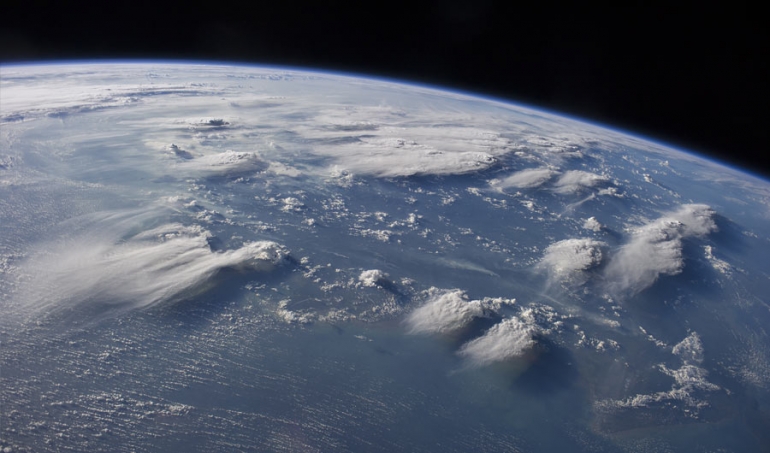 Slika snimljena s Međunarodnih svemirskih postaja prikazuje kasno poslijepodne sunčevu svjetlost kako baca duge sjene s 'grmljavinskih nakovnja' na južni Borneo. // NASA
